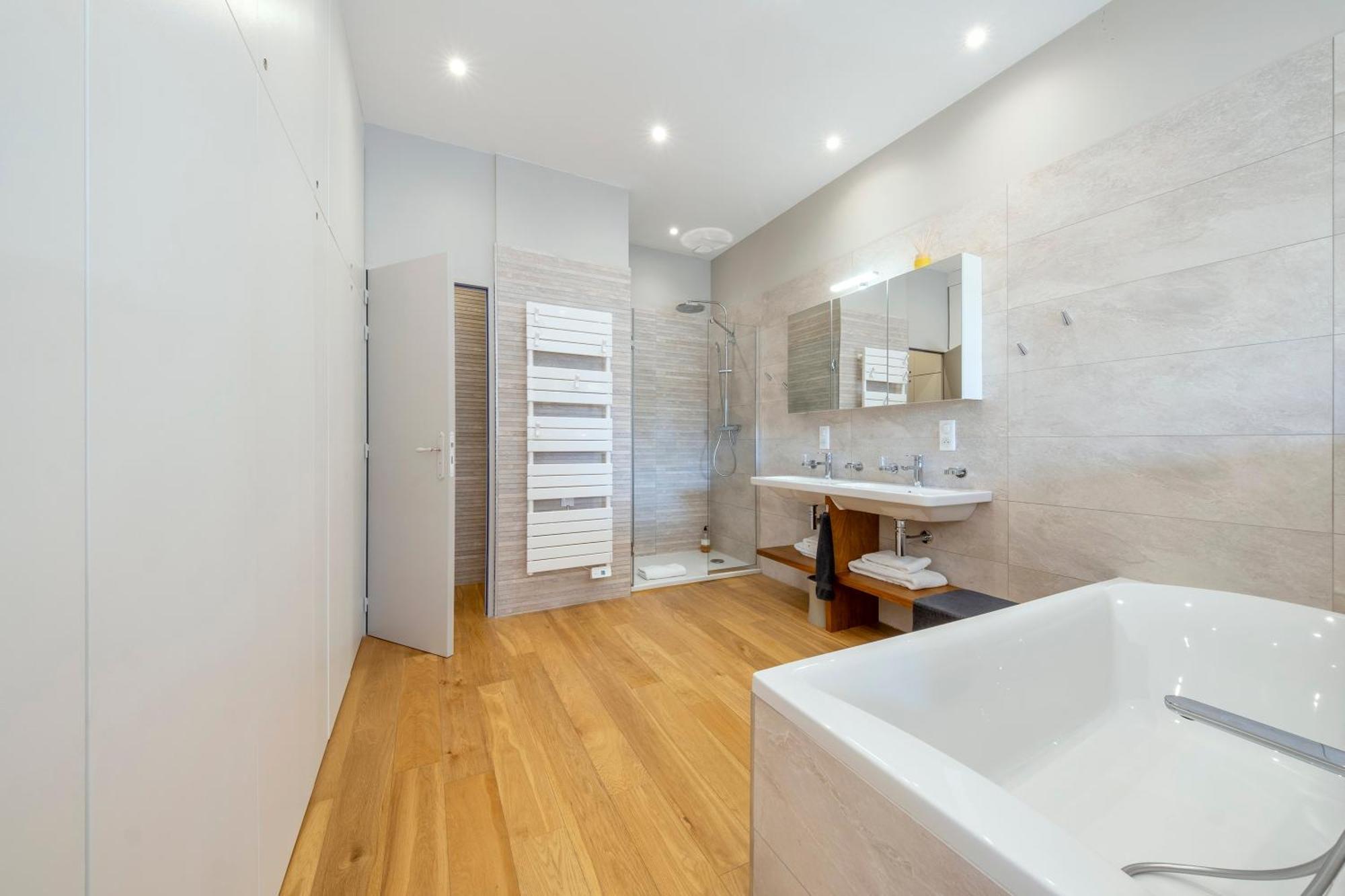 לה רושל Escale Rochelaise, Gite Urbain Avec Spa Bain Nordique Et Sauna Tonneau מראה חיצוני תמונה